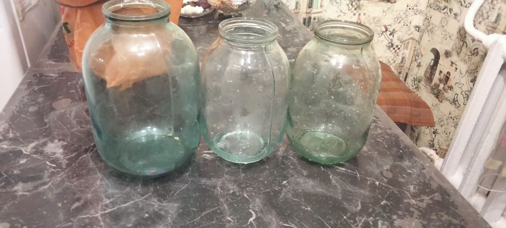 Продам срочно Банки ,,2,3 литровые
