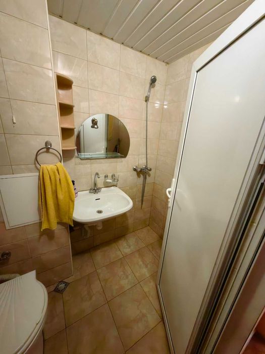 Продавам двустаен южен апартамет-район Болница