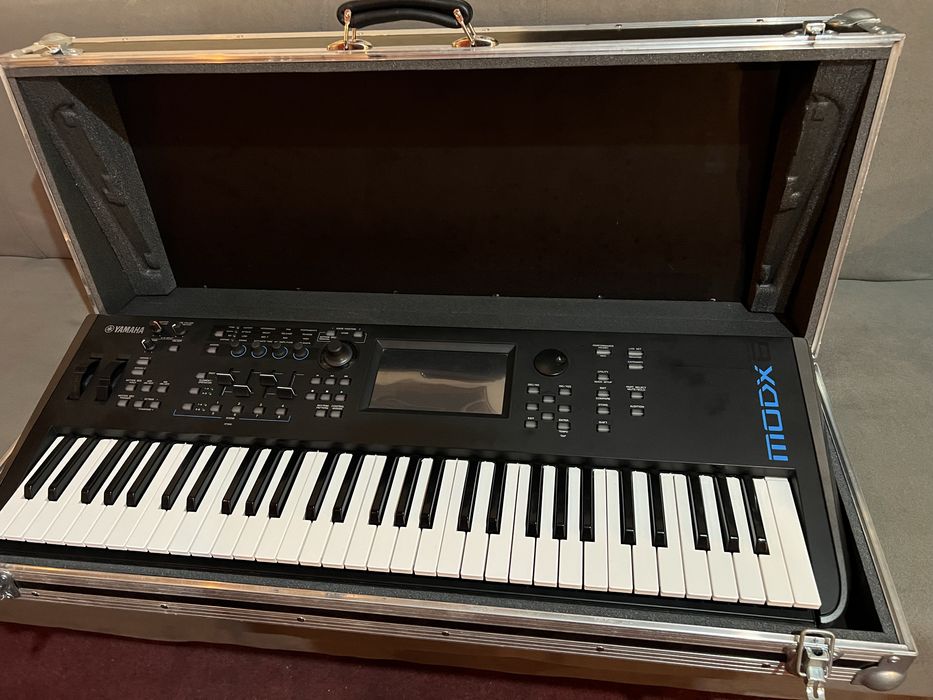 Vand Yamaha Modx6 cu case Thon