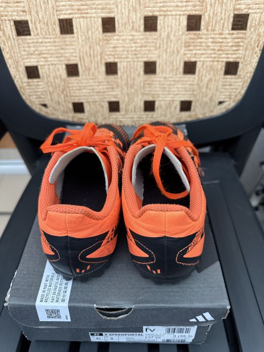 Продавам футболни обувки Адидас - номер 35 1/2