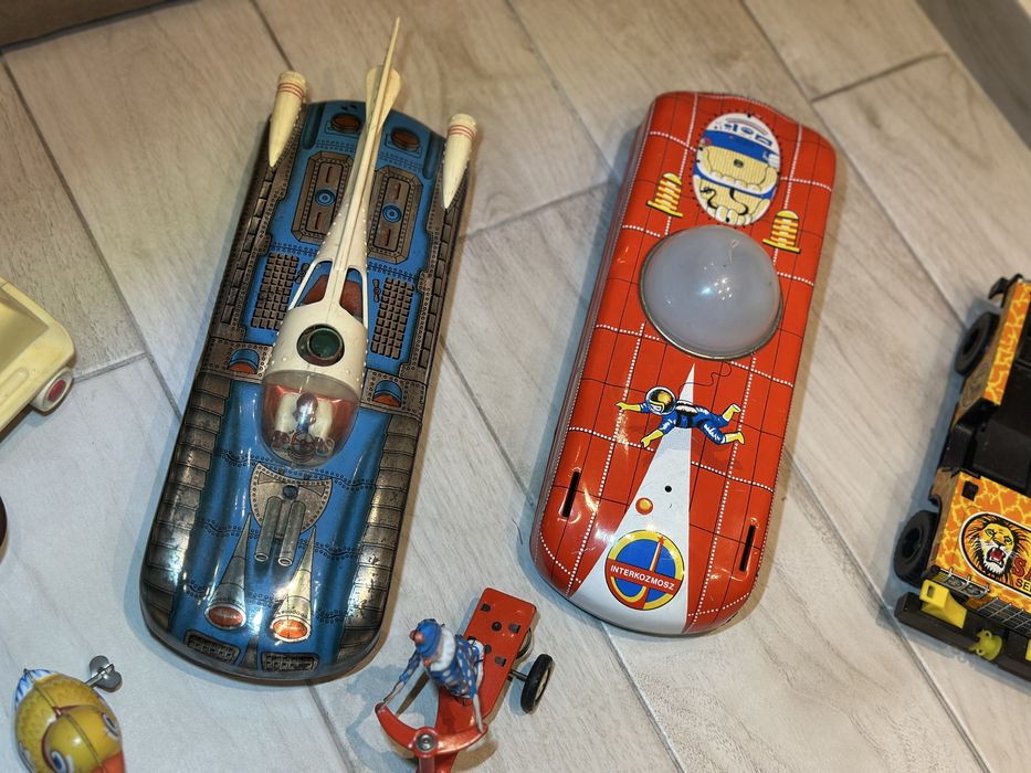 Стари ламаринени играчки