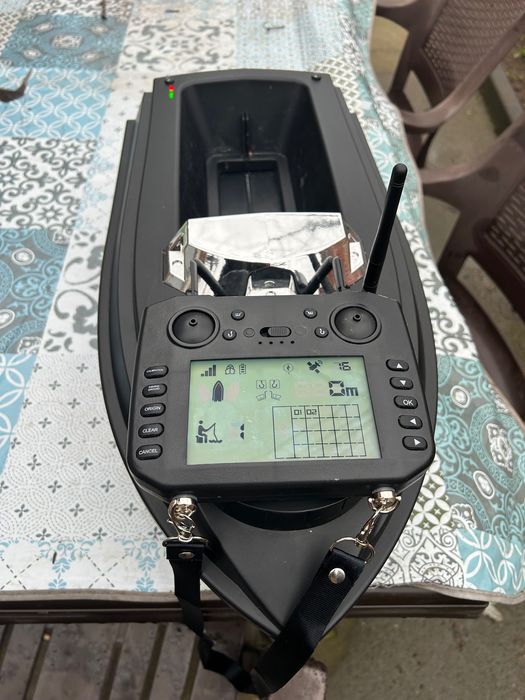 Лодка за захранка FlyTec V030 с GPS 180 точков
