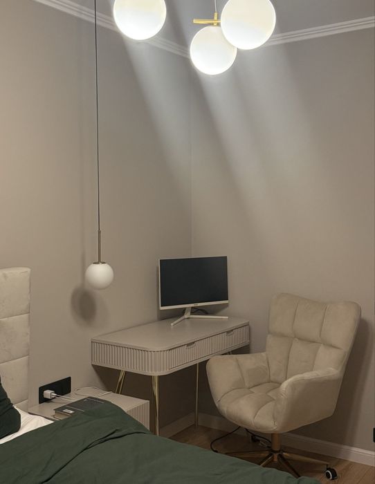 Set birou + scaun rotativ bej