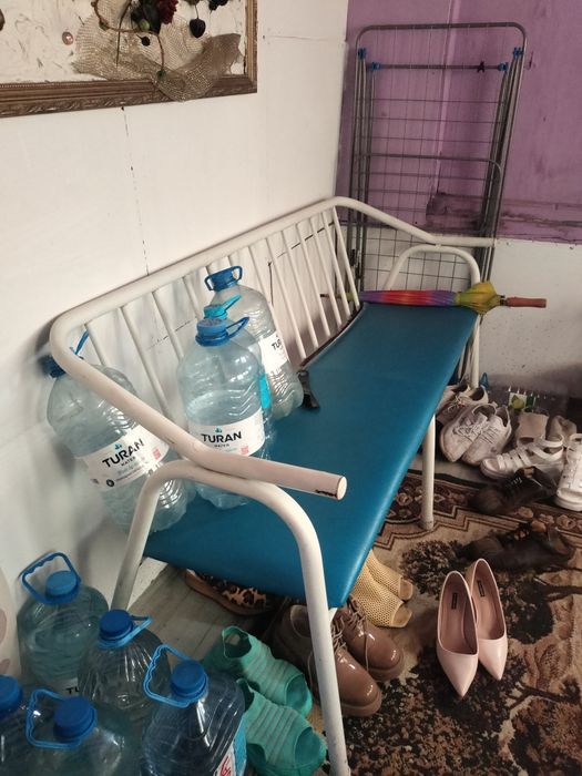 В прихожую белый стол