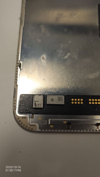 Ecran original Iphone 16 Pro, reconditionat, cu o pata.