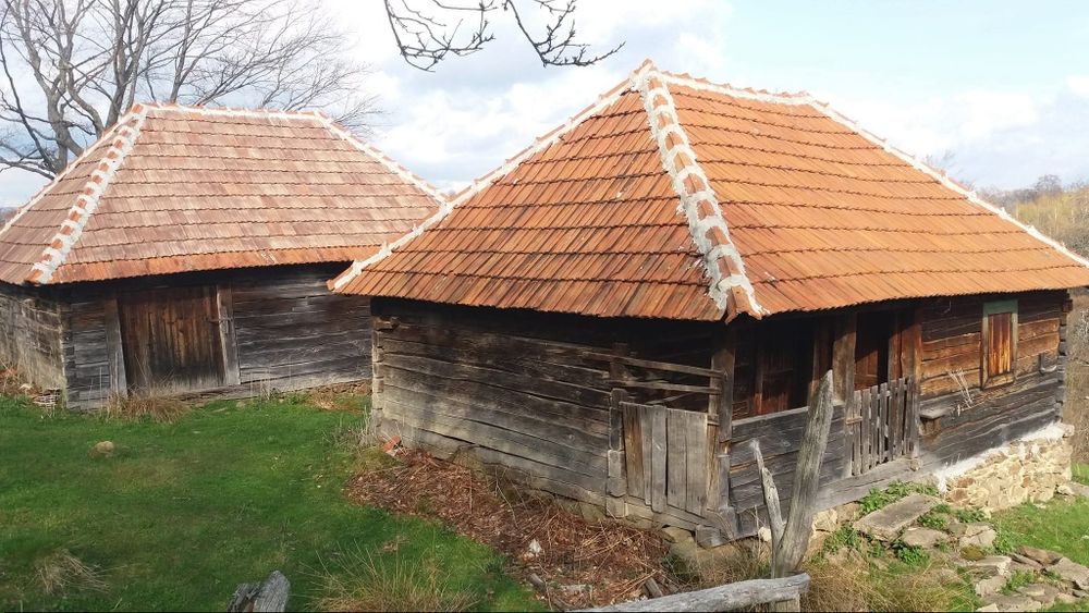 Vînd teren cu două construcții