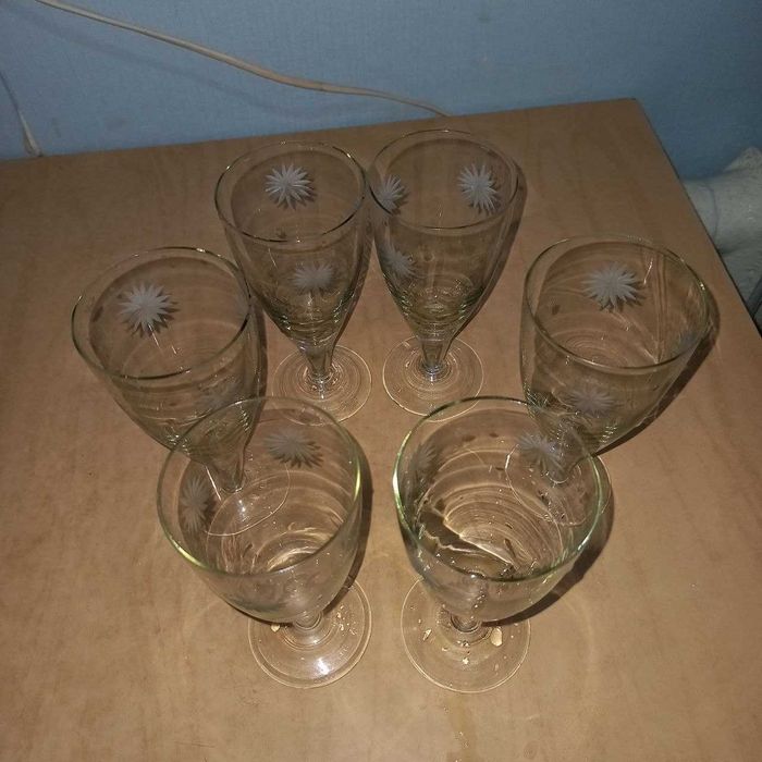Продам рюмки 6 штук, набор, один с позолотой, другой с рисунком.