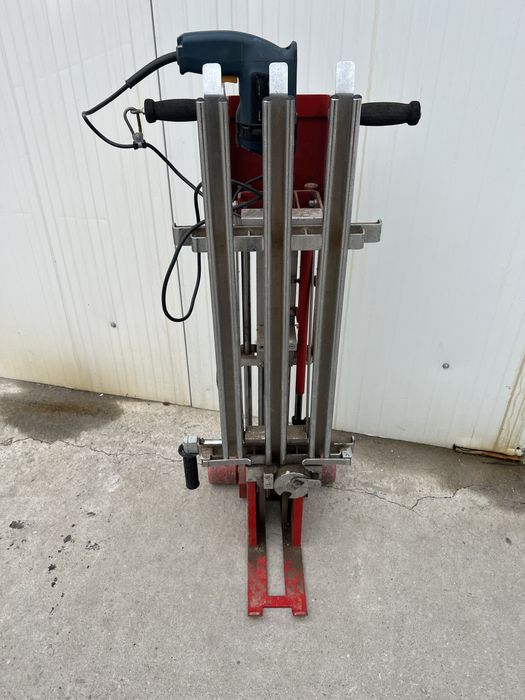 Mașină de montaj ergonomică pentru combinație tub-șurub