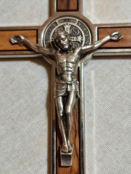 Cruce de perete din lemn de măslin cu Sfântul Benedict, 19 cm