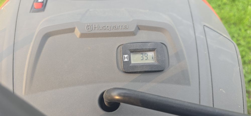 Tractoraș tuns gazonul