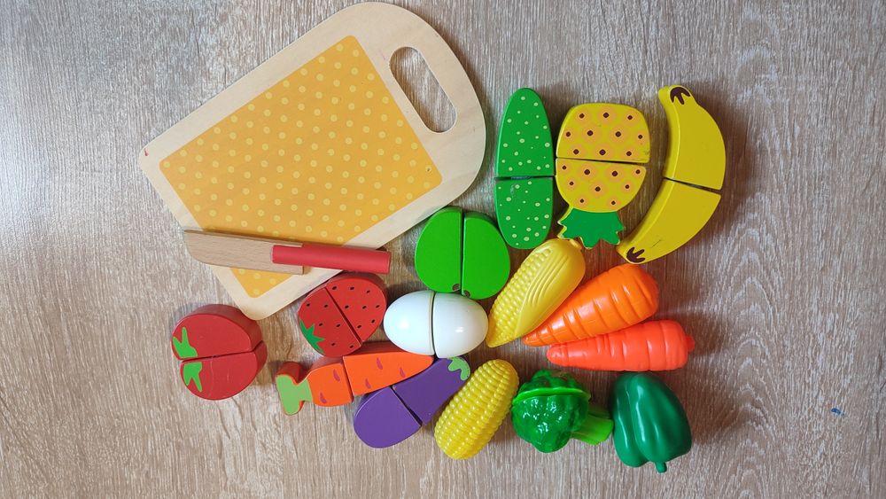 Детска кухня + дървени играчки