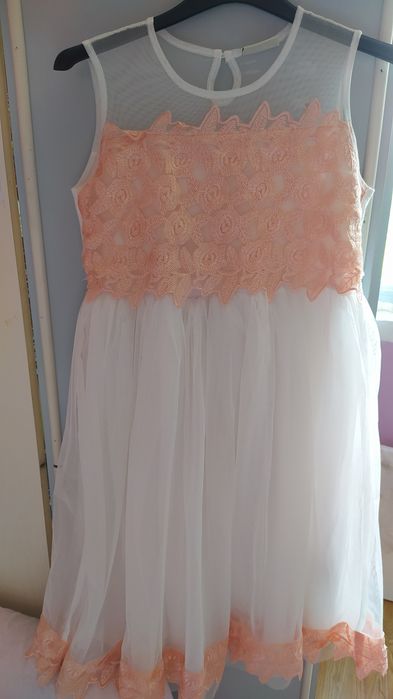 Продавам детски рокли ръст 134