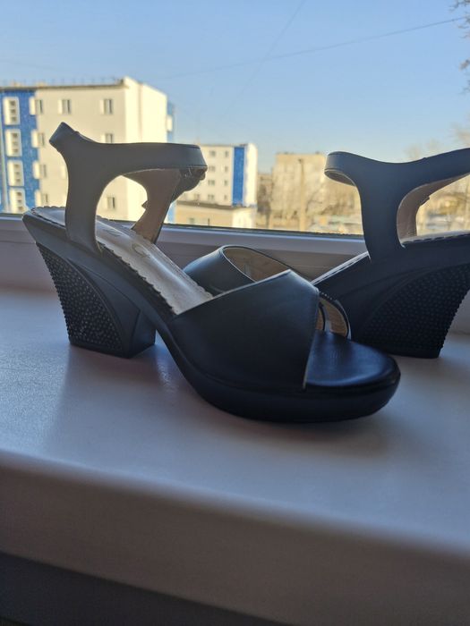 Продам новые босоножки 37р.