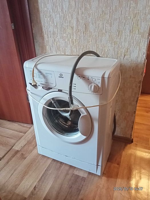 Продам стиральн машину индезитт