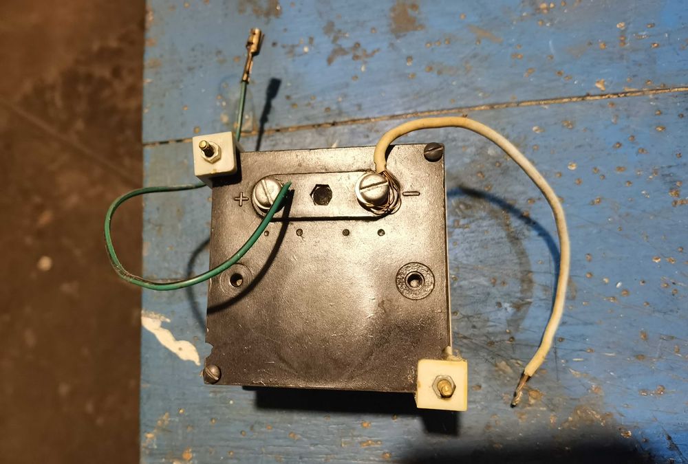 Амперметър- Аналогов милиамперметър 0–1 mA – ретро уред за електроника