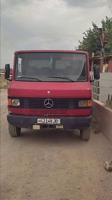 Продаётся бортовой автомобиль марки Мерседес.