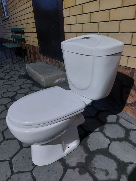 Продам унитаз с бочком