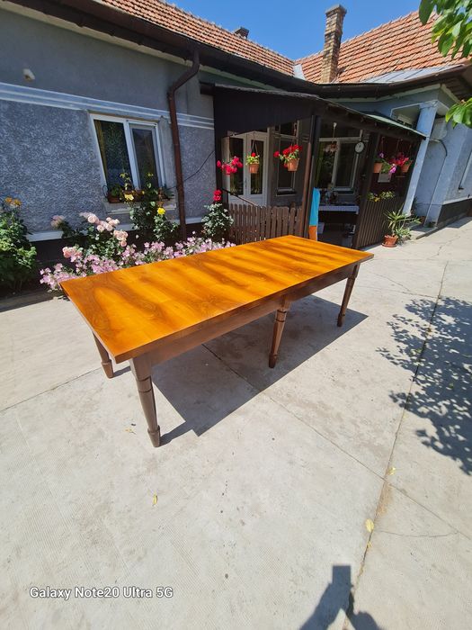 Masa, living, conferinte.