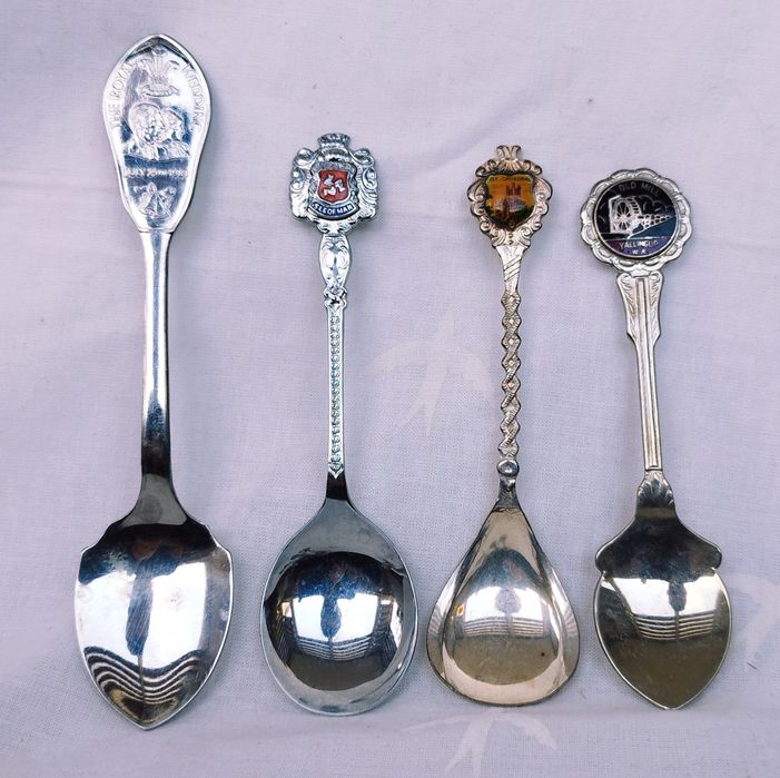 Lot 4 lingurite suvenir placate cu argint, de colectie, din anul 1991.