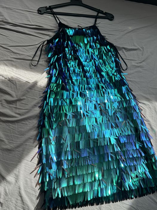 Рокля покрита ицяло с блестящи пайети