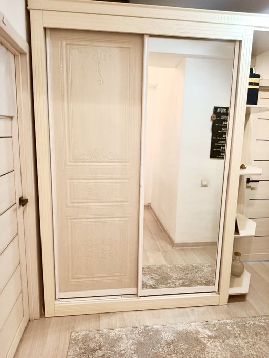 Продам шкаф купе с зеркалом