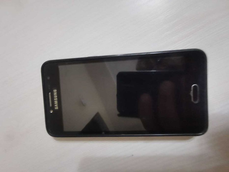 Телефон Samsung (рабочий, нужно поменять батарею)