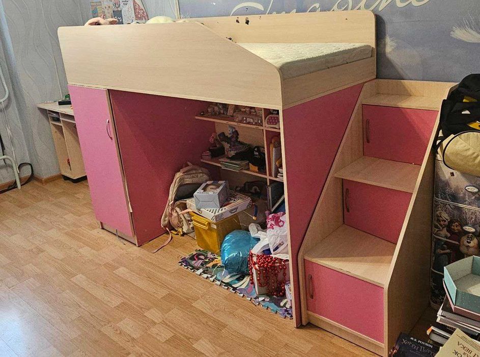 Кровать-чердак детская, со ступеньками