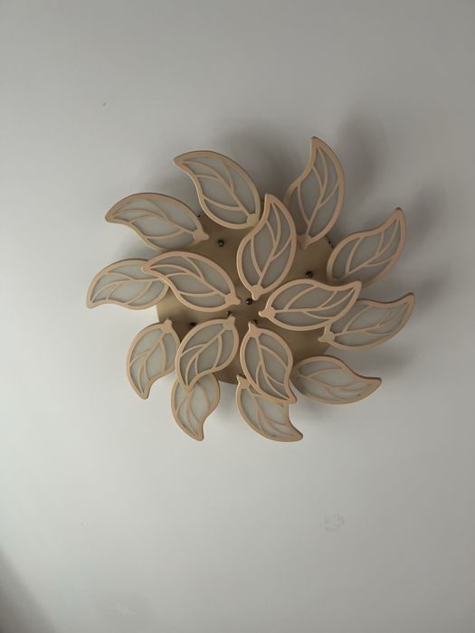 люстры  разные большие и маленькие