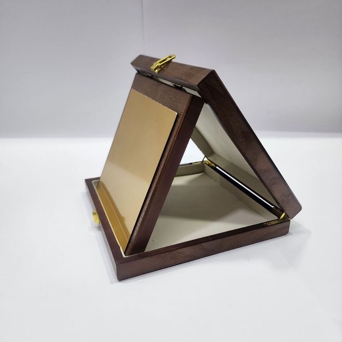 Подарочная плакетка с металлической табличкой