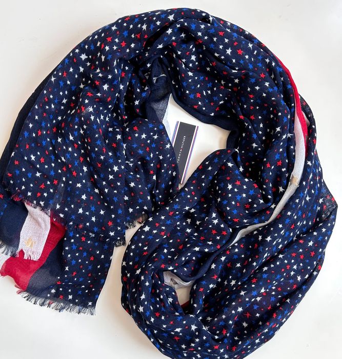 Tommy Hilfiger нов интересен шал в тъмно синьо