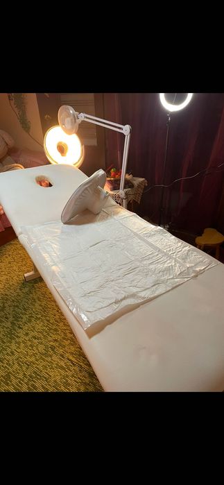 Кушетка и козметична лампа