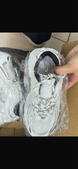 Кроссовки белые спортивные