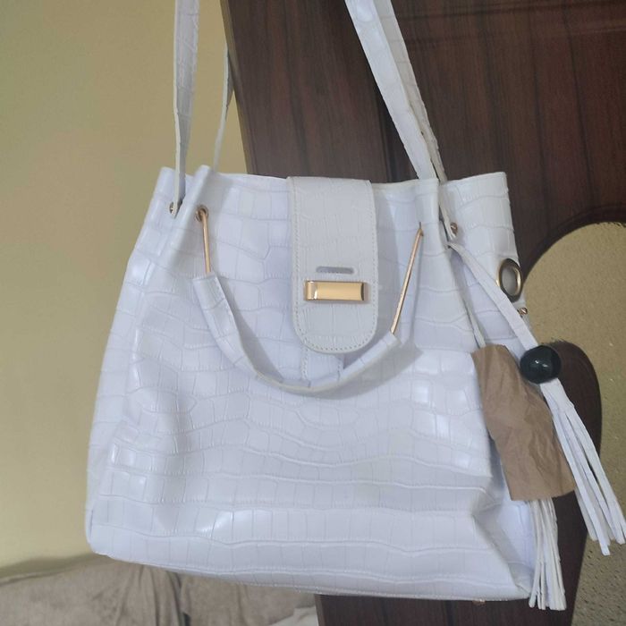 Geantă alba din piele ecologica lacuita