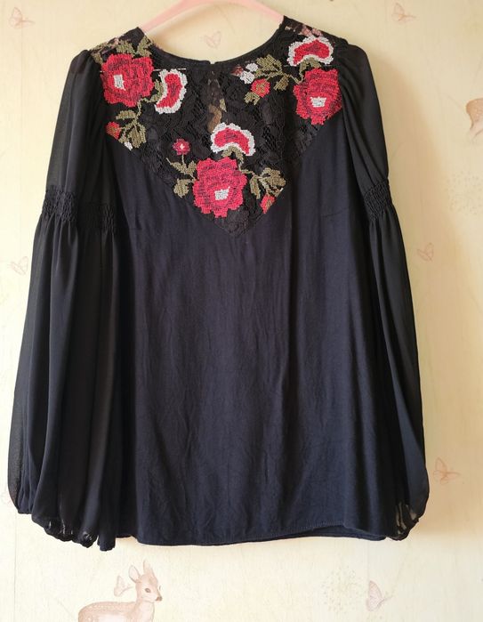 Bluză neagră cu broderie florală și mâneci bufante