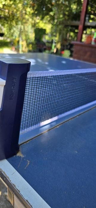Masă de tenis cu picioare metalice și roți