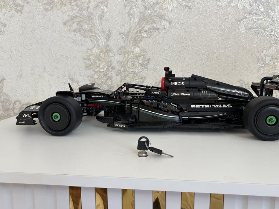 LEGO Technic F1 с постером Mercedes