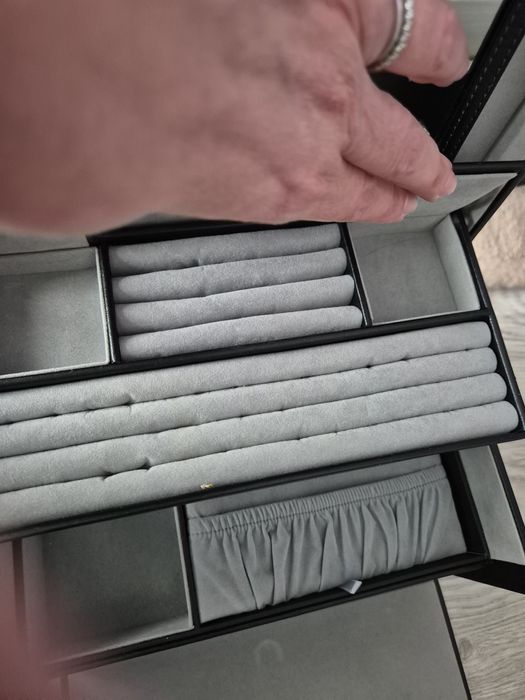 Caseta de bijuterii din piele