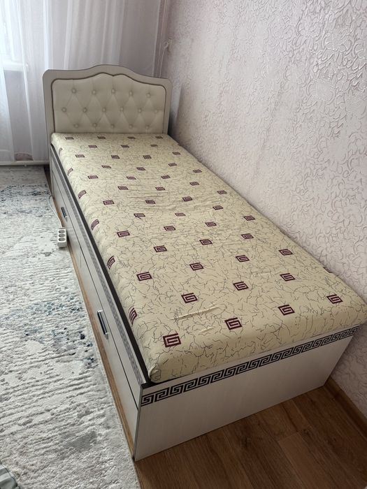 Продам кровать с выдвижными ящиками