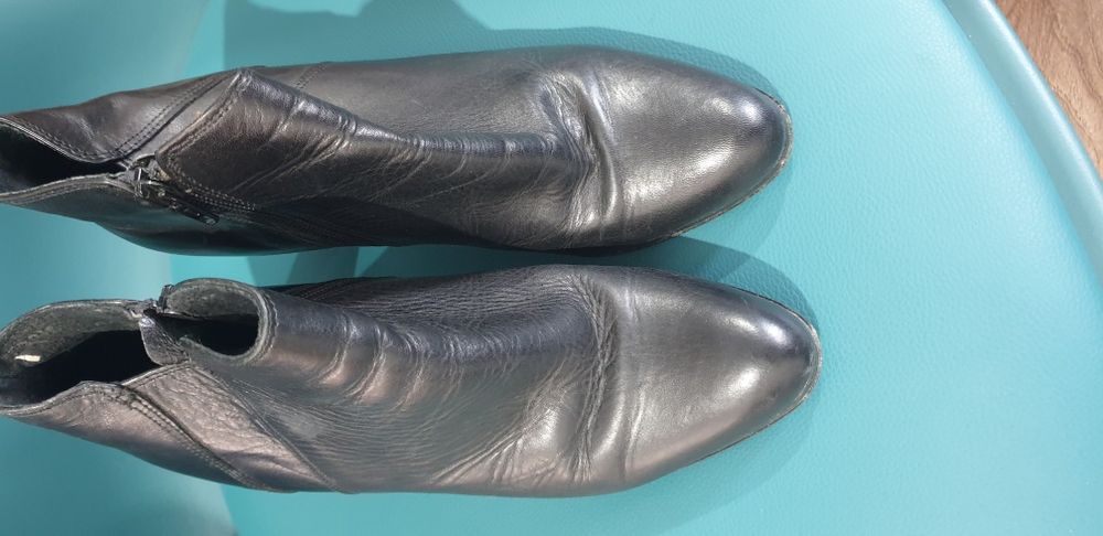 Botine negre din piele