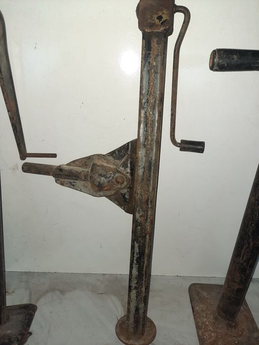 Ретро вертикални крикове за кола