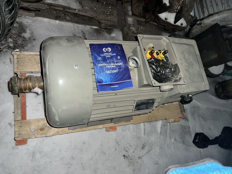 Крановой двигатель