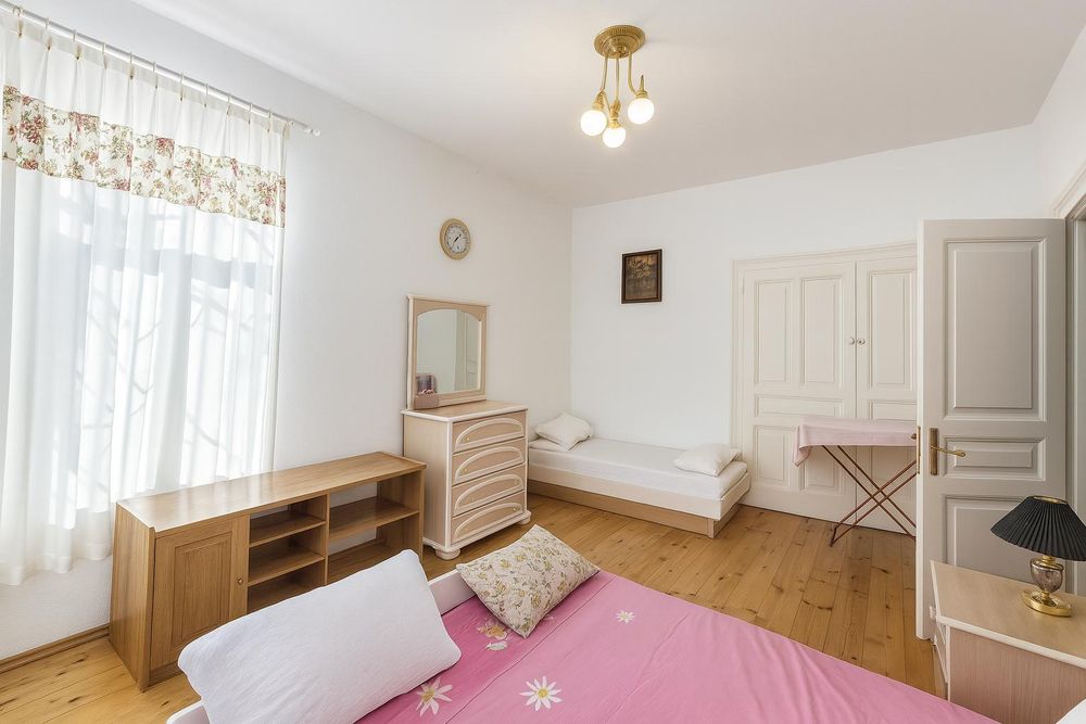 Дава се под наем Етаж от къща в Пловдив, Център - 140 кв.м за 598.23 € - Снимка #5