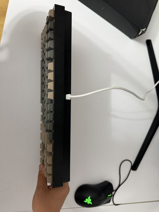 Vând tastatură mecanică Weikav Lucky80 și microfon Fifine AM8 (separat sau pachet)