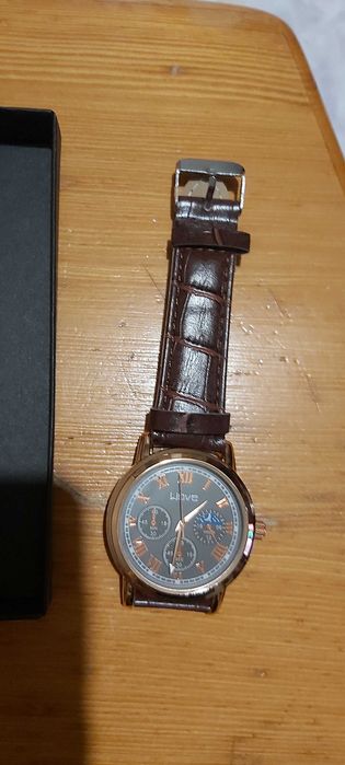 Продавам кварцов  ръчен часовник мъжки