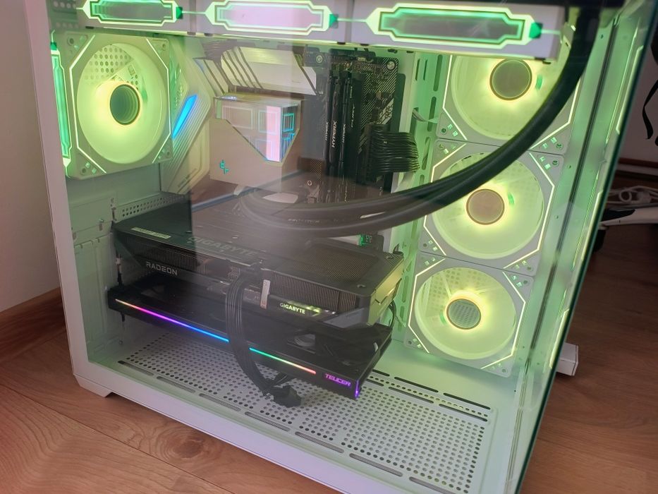 Vând PC Gaming Intel I7 10700K+RX 7700 xt 12gb ddr6