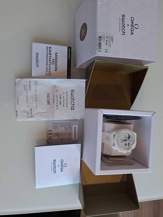 OMEGA × Swatch MoonSwatch – Mission to Earthphase (Moonshine Gold)