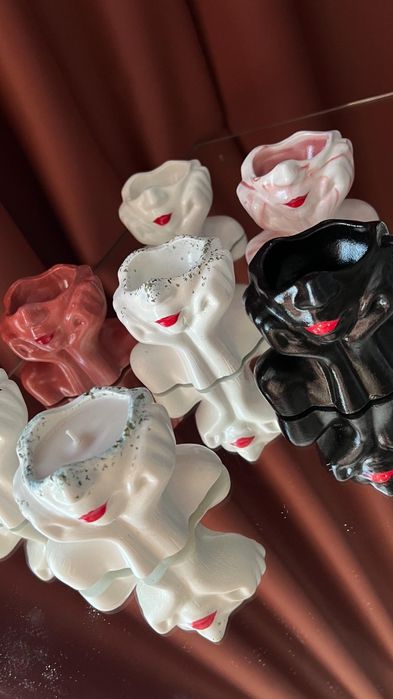 Свечи в вазочке девушка