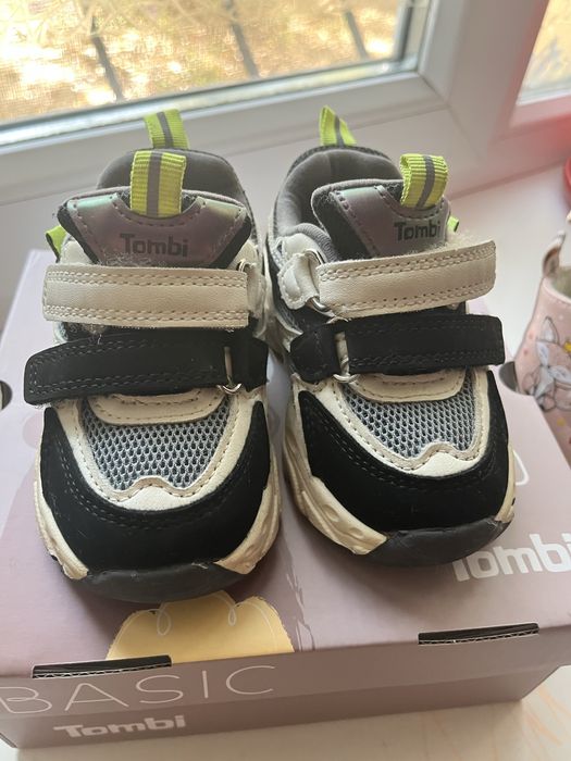 Продам детские кроссовки 22р