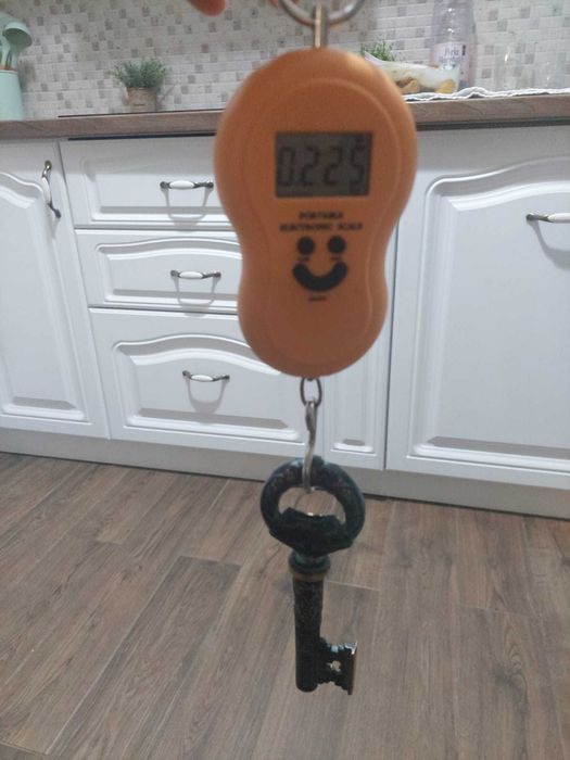 Tirbuson vechi din bronz in forma de cheie