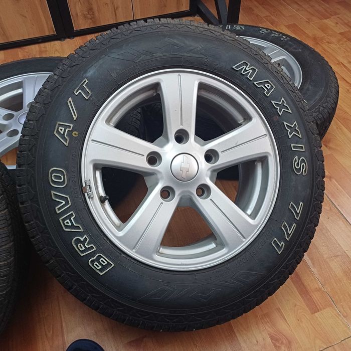Продам диски с шинами от нивы шевроле